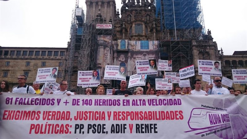 Homenaje a las víctimas del accidente ferroviario de Santiago./ EUROPA PRESS