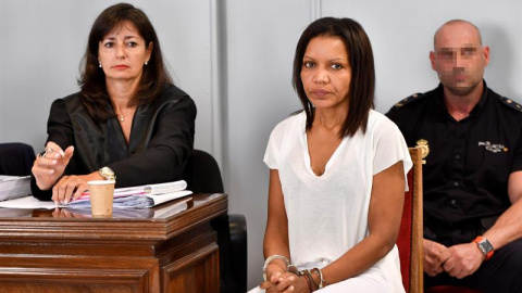 09/09/2019.- Ana Julia Quezada (c), autora confesa de la muerte de Gabriel Cruz, al comienzo de la vista hoy en la Audiencia de Almería, donde se enfrenta a la pena de prisión permanente revisable por el asesinato del menor. EFE/ Carlos Bar 09/09/2019.- Ana Julia Quezada (c), autora confesa de la muerte de Gabriel Cruz, al comienzo de la vista hoy en la Audiencia de Almería, donde se enfrenta a la pena de prisión permanente revisable por el asesinato del menor. EFE/ Carlos Bar