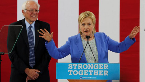 La candidata presidencial del partido demócrata Hillary Clinton (d) y el hasta ahora rival por la nominación Bernie Sanders (i) durante un acto celebrado en Portsmouth, Nuevo Hampshire, Estados Unido La candidata presidencial del partido demócrata Hillary Clinton (d) y el hasta ahora rival por la nominación Bernie Sanders (i) durante un acto celebrado en Portsmouth, Nuevo Hampshire, Estados Unido