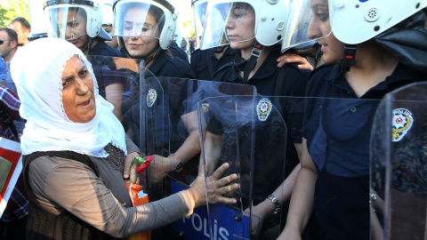 Las Madres de Paz se enfrentan a los agentes de policía durante una protesta contra un ataque suicida, en el que murieron 32 activistas el 20 de julio en la ciudad fronteriza turca de Suruc. AFP PHOTO / ADEM ALTAN