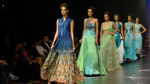 Modelos indias presentan las creaciones del diseñador Rehane en la jornada inaugural de la Bangalore Fashion Week 2015. AFP PHOTO / manjunath KIRAN