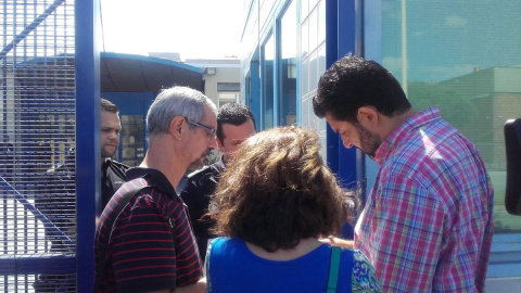 Los técnicos municipales hablan con los agentes a las puertas del CIE. (@laiaclaret / TWITTER) Los técnicos municipales hablan con los agentes a las puertas del CIE. (@laiaclaret / TWITTER)