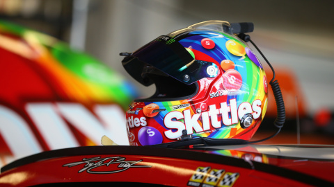 El casco de Kyle Busch, piloto del #18 Skittles Toyota, se sienta en su coche antes de la práctica en NASCAR Sprint Cup Series 2015, el 24 de julio de 2015 en Indianápolis, Indiana. Matt Sullivan / Getty Images / AFP