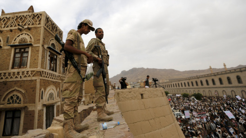Militantes Houthi vigilan mientras seguidores Houthi se manifiestan en contra de los ataques aéreos saudíes llevados a cabo en la capital de Yemen, Saná, 24 de julio de 2015. REUTERS / Khaled Abdullah