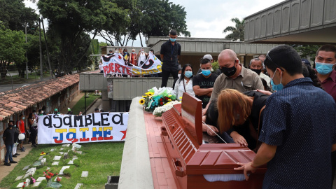 Imagen del funeral de Segundo Jaime Rosas, uno de los fallecidos durante las protestas contra las medidas de Ivan Duque, en Cali (Colombia). REUTERS/Juan B Diaz Imagen del funeral de Segundo Jaime Rosas, uno de los fallecidos durante las protestas contra las medidas de Ivan Duque, en Cali (Colombia). REUTERS/Juan B Diaz