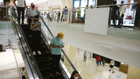 Varias personas asisten al centro comercial en Medellín (Colombia) el 8 de junio de 2021.