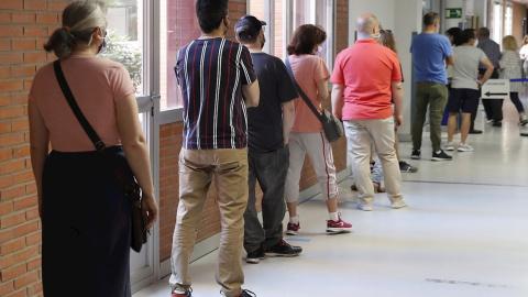 Varias personas esperan para recibir la vacuna contra la covid-19 en el Hospital Severo Ochoa de Leganés, Madrid, este miércoles 9 de junio de 2021.