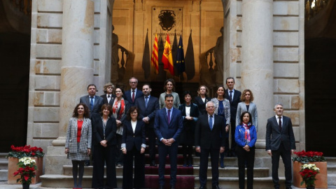 Pedro Sánchez, con las ministras y ministros de su Gabinete, en Barcelona.  FERNANDO CALVO