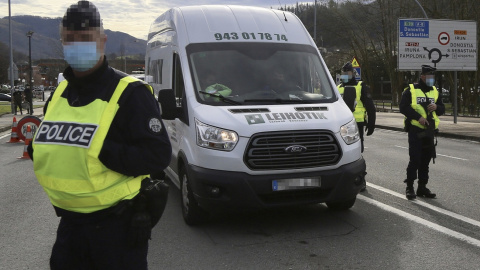 Varios gendarmes realizan un control de movilidad en el puente de Behobia, que une el barrio de Behobia en Irún con Hendaia (Francia) en la frontera con hispanofrancesa, en una imagen de archivo del 2 de enero de 2021.