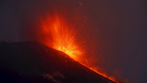 El Etna, el volcán más activo de Europa, arroja lava durante la erupción en Sicilia, Italia. REUTERS/Antonio Parrinello