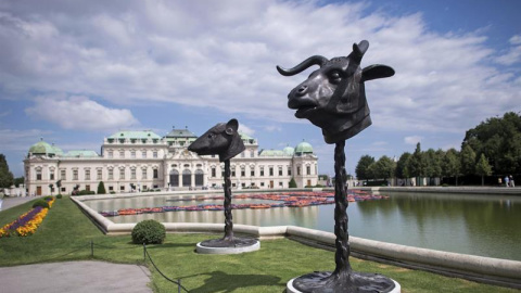 Vista de la obra "Circle of Animals/Zodiac Heads" del artista chino Ai Weiwei ante el Palacio Belvedere durante la presentación a la prensa de la exposición "AI WEIWEI traslocación-transformación"en Viena (Austria). EFE/Christian Bruna