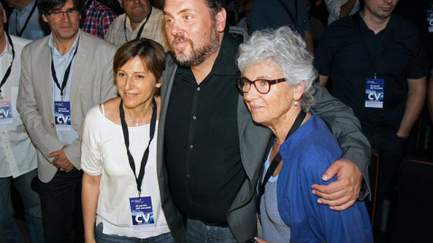 El presidente de Esquerra Republicana, Oriol Jonqueras, abraza a las candidatas de Junts Pel Si, Carmen Forcadell y y Muriel Casals.- Toni Garriga (EFE) El presidente de Esquerra Republicana, Oriol Jonqueras, abraza a las candidatas de Junts Pel Si, Carmen Forcadell y y Muriel Casals.- Toni Garriga (EFE)