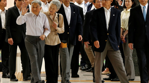 El emperador de Japón Akihito, con la emperatriz Michiko, saluda antes subir al tren bala que lo llevó el pasado julio a su residencia de verano en Nasu. REUTERS/Issei Kato El emperador de Japón Akihito, con la emperatriz Michiko, saluda antes subir al tren bala que lo llevó el pasado julio a su residencia de verano en Nasu. REUTERS/Issei Kato