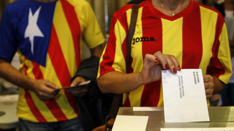 Una ciudadana deposita su voto en una mesa de en un colegio electoral de Barcelona durante el referéndum que tuvo lugar el 9-N del año 2014.- EFE Una ciudadana deposita su voto en una mesa de en un colegio electoral de Barcelona durante el referéndum que tuvo lugar el 9-N del año 2014.- EFE