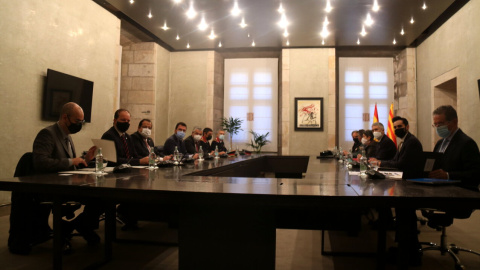 Els membres del Govern i caps dels Mossos, amb el president Pere Aragonès al capdavant, i membres del Govern espanyol i i caps de la seguretat estatal, amb el ministre Fernando Grande-Marlaska, en la Junta de Seguretat de Catalunya. Els membres del Govern i caps dels Mossos, amb el president Pere Aragonès al capdavant, i membres del Govern espanyol i i caps de la seguretat estatal, amb el ministre Fernando Grande-Marlaska, en la Junta de Seguretat de Catalunya.