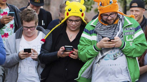Un grupo de personas mientras juegan al videojuego "Pokémon Go" con sus móviles, en Leerdam, Holanda. EFE/Piroschka Van De Wouw Un grupo de personas mientras juegan al videojuego "Pokémon Go" con sus móviles, en Leerdam, Holanda. EFE/Piroschka Van De Wouw