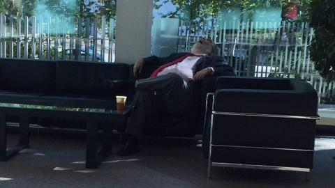 El diputado del Partido Popular Juan Van-Halen duerme la siesta durante el Pleno de la Asamblea de Madrid El diputado del Partido Popular Juan Van-Halen duerme la siesta durante el Pleno de la Asamblea de Madrid