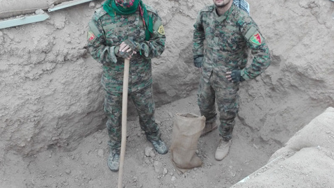 Samuel Prada cava una trinchera junto a un compañero de las YBS.