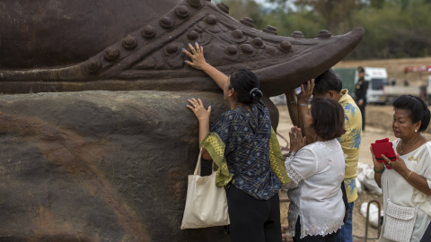 Gente se acerca a rendir homenaje a una estatua gigante de bronce del antiguo rey Ramkhamhaeng, después de una ceremonia religiosa en Ratchapakdi Park en Hua Hin, provincia de Prachuap Khiri Khan , Tailandia. REUTERS / Athit Perawongmetha
