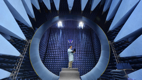Un empleado realiza pruebas en una antena cerca del campo, en una fábrica de FiberHome Technologies Group, en Wuhan, provincia de Hubei, China. REUTERS / China Daily