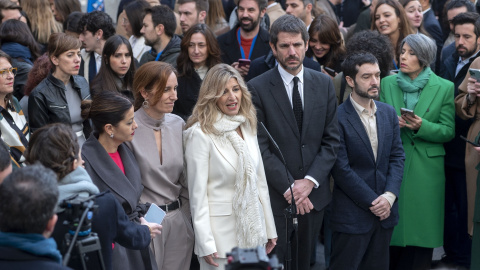 La vicepresidenta segunda y ministra de Trabajo y Economía Social, Yolanda Díaz, atiende a medios a su llegada al acto de homenaje a la Constitución, en el Congreso de los Diputados, a 6 de diciembre de 2023, en Madrid (España). La vicepresidenta segunda y ministra de Trabajo y Economía Social, Yolanda Díaz, atiende a medios a su llegada al acto de homenaje a la Constitución, en el Congreso de los Diputados, a 6 de diciembre de 2023, en Madrid (España).