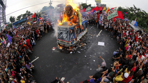 Manifestantes filipinos queman una efigie del presidente Benigno Aquino durante una protesta en los alrededores del Congreso, donde hoy, 27 de julio de 2015, Aquino tiene previsto pronunciar su discurso del estado de la nación, en Manila (F