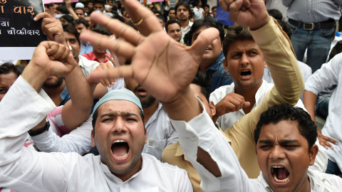 Activistas de la Juventud India del Congreso ( IYC ) gritan consignas en contra del Gobierno durante una protesta después de un ataque militante sospechoso en el distrito de Gurdaspur de Punjab, en Nueva Delhi el 27 de julio 2015. AFP PHOTO