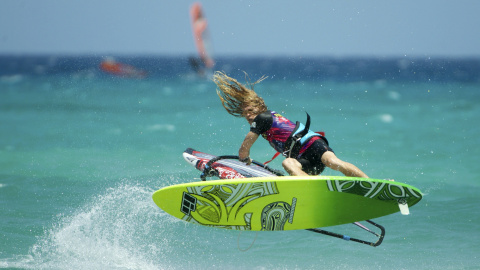 El bonaerense Youp Schmit, durante la prueba de estilo libre del Campeonato Mundial de Windsurf que se disputa en la Playa de la Barca, en el sur de Fuerteventura. EFE/Carlos De Saá