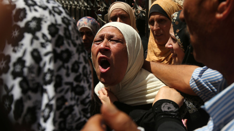 La tía del palestino Mohammad Abu Latifa emocionada durante su ceremonia fúnebre en el campo de refugiados de Qalandia, cerca de la ciudad cisjordana de Ramallah el 27 de julio de 2015. Abu Latifa recibió un disparo en la pierna mientras hu