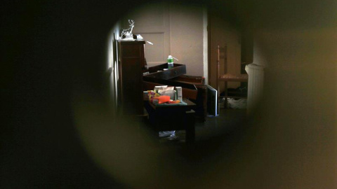 Vista, a través de la cerradura, del interior del domicilio del autor de la masacre de Niza, Mohamed Boulhel, en su casa del barrio de Abattoirs, en Niza. EFE/Alberto Estevez