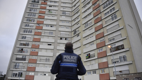 Imagen de archivo de un policía en Meaux, localidad al este de París, a 15 de diciembre de 2021. Imagen de archivo de un policía en Meaux, localidad al este de París, a 15 de diciembre de 2021.