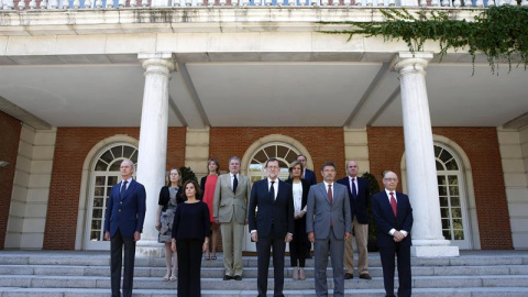 El presidente del Gobierno en funciones, Mariano Rajoy (c), y sus ministros han guardado hoy un minuto de silencio en el Palacio de la Moncloa por las víctimas del atentado anoche en Niza, al término de la reunión del Consejo de Ministros. 