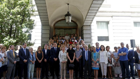 Miembros del Congreso de los Diputados y trabajadores de esta cámara, guardan un minuto de silencio en memoria de las víctimas del atentado perpetrado anoche Niza.- EFE/J. J. Guillén