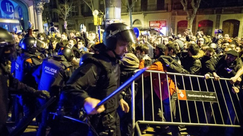 Intervenció policial en les immediacions del Palau de la Música / EFE Enric Fontcuberta