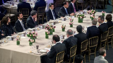 Taula presidencial del sopar de recepció del Mobile World Congress (MWC). El president del Parlament, Roger Torrent, al costat de l'alcaldessa de Barcelona, Ada Colau. Al davant, Felip VI i el delegat del govern a Catalunya, Enric Millo, en