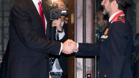 El rey Felipe VI saluda al jefe de los Mossos d'Esquadra, Ferran López. EFE/Quique García El rey Felipe VI saluda al jefe de los Mossos d'Esquadra, Ferran López. EFE/Quique García