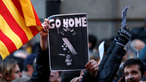 Un cartel contra el rey en la protesta en Barcelona. REUTERS/Yves Herman Un cartel contra el rey en la protesta en Barcelona. REUTERS/Yves Herman