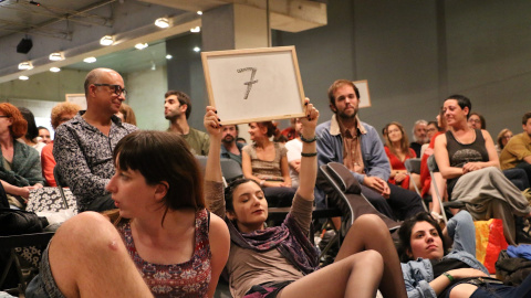 El público del Poetry Slam Barcelona puntúa las actuaciones en el Centro de Cultura Contemporánea. POETRY SLAM BARCELONA