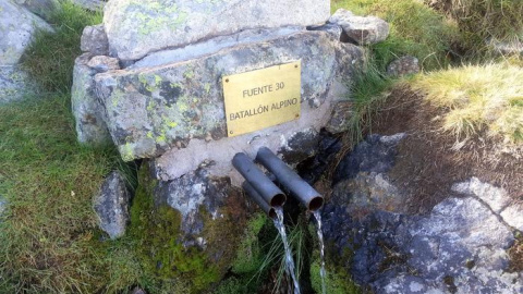 Fuente del Batallón Alpino en la senda que lleva su nombre Fuente del Batallón Alpino en la senda que lleva su nombre