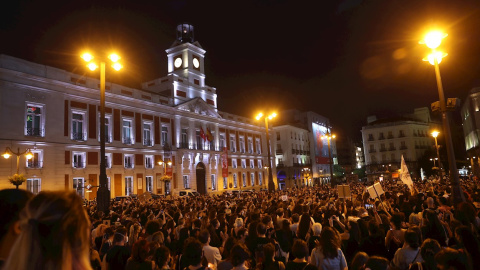 Decenas de personas se concentran este viernes en la madrileña Puerta del Sol para condenar los últimos casos de violencia machista. Decenas de personas se concentran este viernes en la madrileña Puerta del Sol para condenar los últimos casos de violencia machista.
