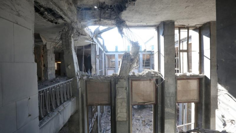 Panorámica que muestra una zona dañada de la Asamblea Nacional de Turquía en Ankara, como resultado del bombardeo producido durante el intento de golpe de Estado militar en Turquía.-  EFE / EPA / STR