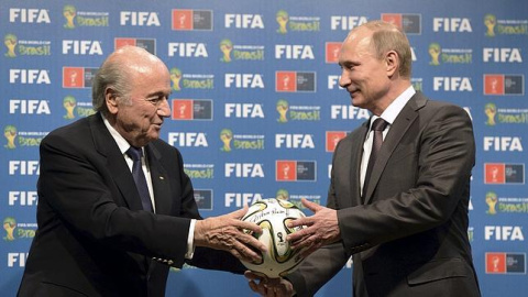 Vladimir Putin, presidente de Rusia, y Joseph Blatter, presidente de la FIFA, en una imagen de archivo de un evento organizado por la FIFA. REUTERS Vladimir Putin, presidente de Rusia, y Joseph Blatter, presidente de la FIFA, en una imagen de archivo de un evento organizado por la FIFA. REUTERS