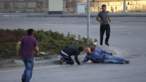 Un hombre postrado en el suelo durante una ráfaga de disparos producidos tras el intento de golpe de Estado militar en la ciudad de Ankara , Turquía.-REUTERS / Tumay Berkin