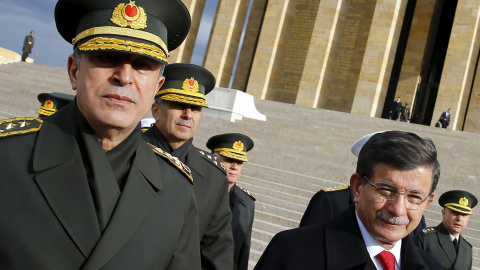 El primer ministro turco Ahmet Davutoglu (der), flanqueado por general jefe del Ejército turco Hulusi Akar (izq) y algunos de los principales mandos militares de las Fuerzas Armadas del país, en una imagen de archivo. REUTERS/Umit Bektas/
