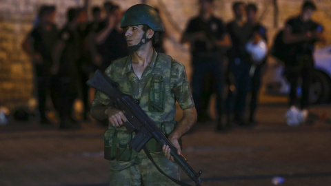 Un militar turco hace guardia cerca de la Plaza Taksim Square, en Estambul, tras el anuncio del golpe de Estado que ha dado el Ejército. REUTERS/Murad Sezer