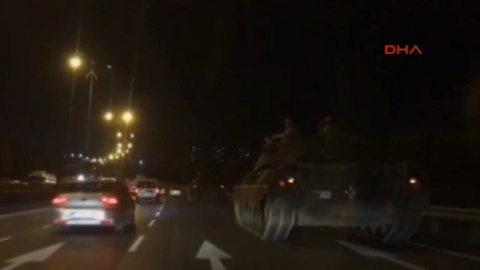 Tanques del Ejército son fotografiados mientras circulan en una carretera de las inmediaciones de la capital turca, Ankara. DHA via REUTERS