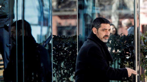 El exjefe de los Mossos d'Esquadra Josep Lluis Trapero, a su salida de la Audiencia Nacional tras su tercera comparecencia ante la juez Carmen Lamela. | EMILIO NARANJO (EFE) El exjefe de los Mossos d'Esquadra Josep Lluis Trapero, a su salida de la Audiencia Nacional tras su tercera comparecencia ante la juez Carmen Lamela. | EMILIO NARANJO (EFE)