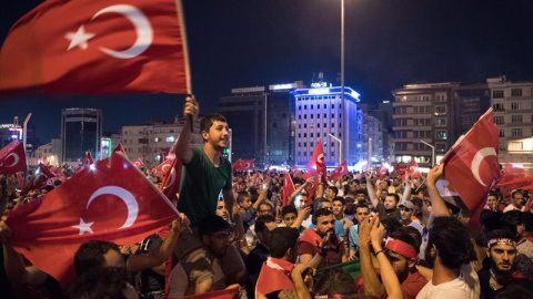Los ciudadanos celebran el fracaso del golpe en la plaza Taskim de Estambul. / MARIUS BECKER (EFE) Los ciudadanos celebran el fracaso del golpe en la plaza Taskim de Estambul. / MARIUS BECKER (EFE)
