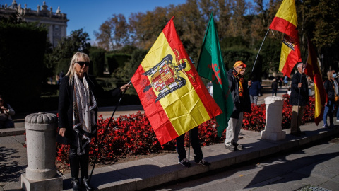 Varias personas, con banderas de España con el águila de San Juan, asisten a un acto organizado por el Movimiento Católico español (MCE) en memoria de Francisco Franco y José Antonio Primo de Rivera, en la Plaza de Oriente, a 20 de noviembr Varias personas, con banderas de España con el águila de San Juan, asisten a un acto organizado por el Movimiento Católico español (MCE) en memoria de Francisco Franco y José Antonio Primo de Rivera, en la Plaza de Oriente, a 20 de noviembr