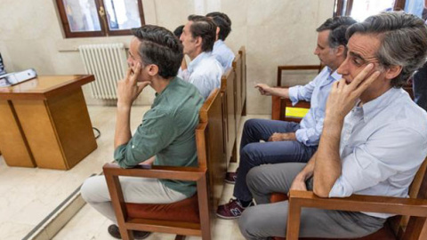 Los hermanos Ruiz-Mateos, en el banquillo de los acusados de la Audiencia de Palma. / EFE Los hermanos Ruiz-Mateos, en el banquillo de los acusados de la Audiencia de Palma. / EFE